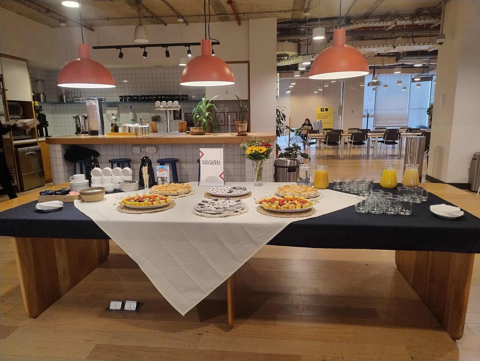 Buffet completo montado con bocados, fruta y jugos