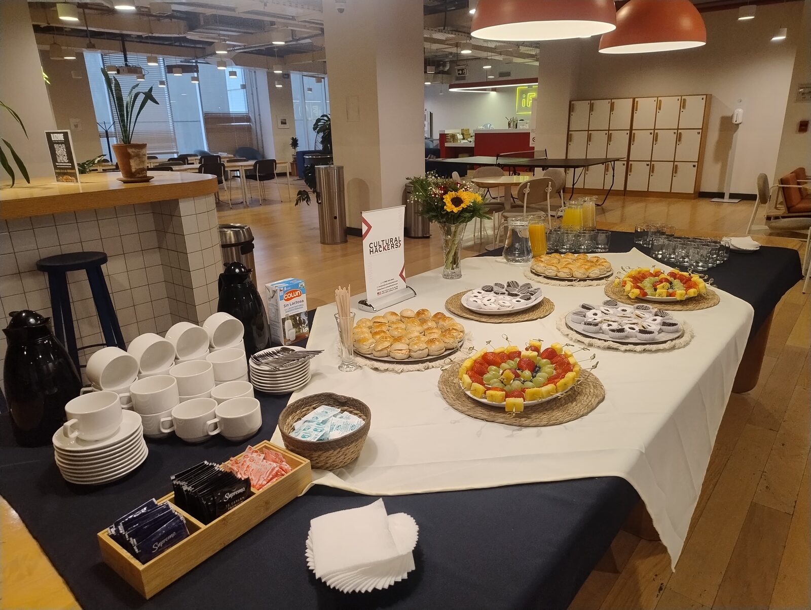 Mesa de buffet con presentaciones cuidadas