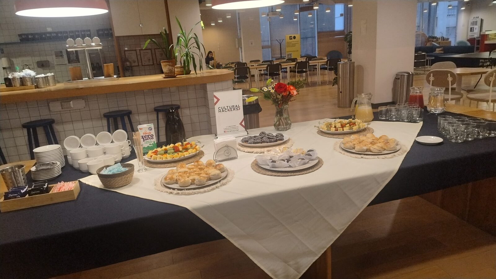 Estación de coffee break con pastelería y café