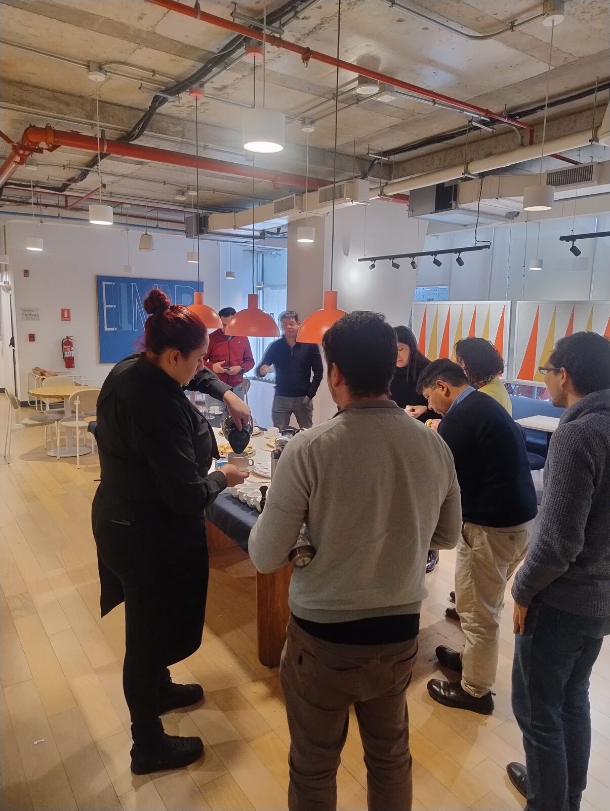 Equipo de Eventos Manríquez sirviendo café en un evento corporativo