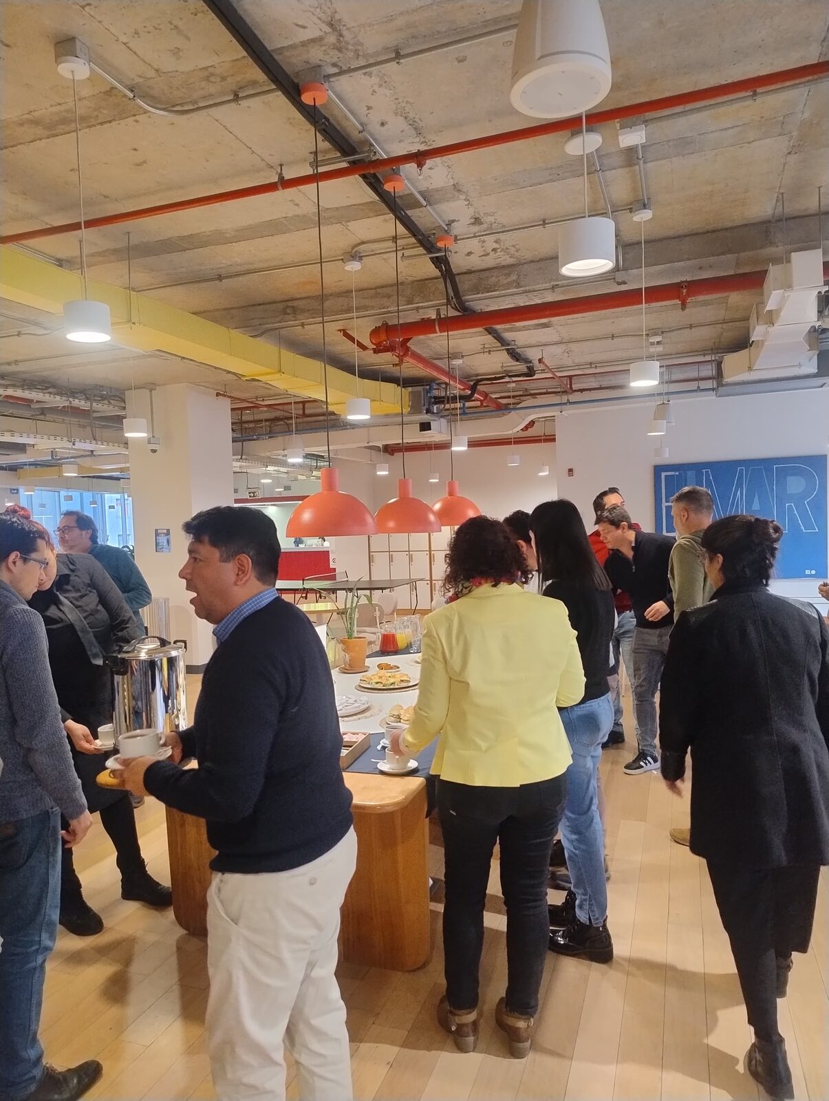 Asistentes disfrutando de un coffee break